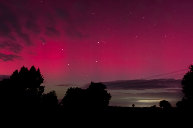 🌌✨ Incroyable expérience ce soir ! Nous avons eu la chance d’observer notre première aurore boréale, non pas en Norvège, mais ici même dans la magnifique région du Poitou-Charentes en France ! 🇫🇷💚 

C’était un moment magique que j’ai eu l’honneur de capturer en photo. 📸✨ La nature nous rappelle à quel point elle peut être incroyable et surprenante. 

#AuroreBoréale #PoitouCharentes #Nature #Photographie #Voyage #InstaNature #MagicMoments #Landscape #NatureLovers #ExploreFrance #PhotographyLovers #InstaGood #Wanderlust #AdventureAwaits #SkyLovers #Visuals #NaturePhotography #CaptureTheMoment #InstaTravel #PhotoOfTheDay 

✨🌌 Que d’émotions ! N’hésitez pas à partager vos propres expériences en commentaire ! 💬❤️